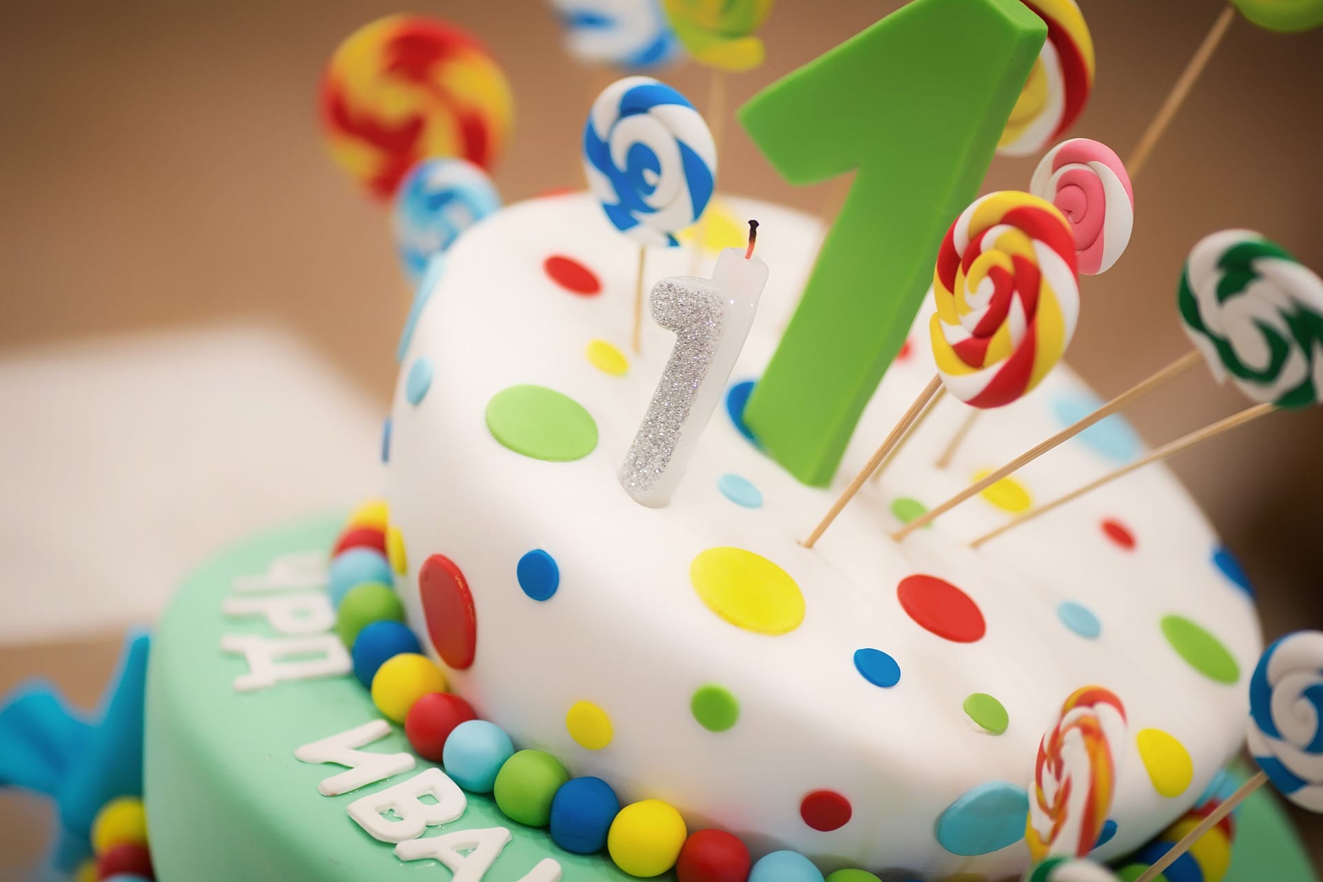 22 чей день рождения. Тортик с днем рождения. Торт на день рождения 1 год. Тортик на день рождения мальчику 1 год. Праздничный торт на день рождения ребенка.